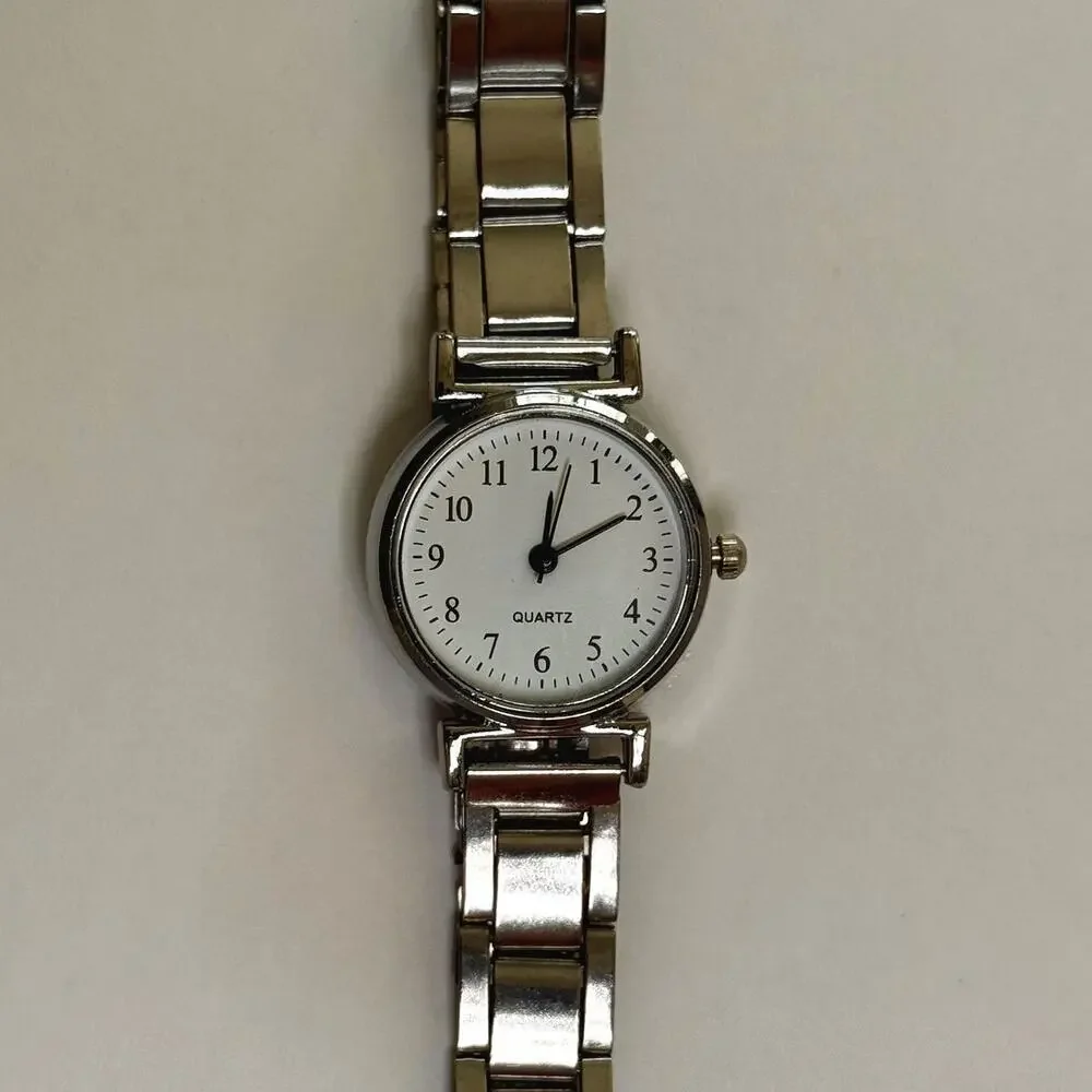 Y2K Silver Round Quartz Watch Minimalist Style Unisex 8.5